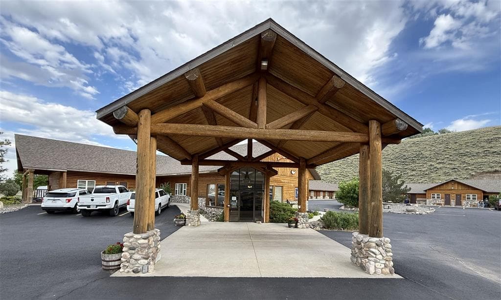 244 Yellowstone Ave., W - interior