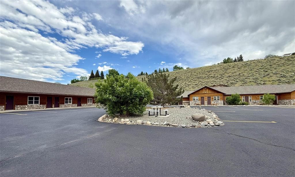 244 Yellowstone Ave., W - exterior